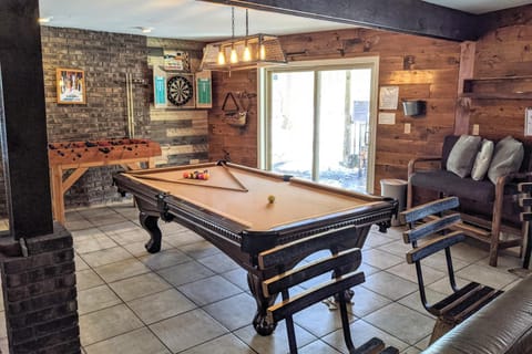 Getaway Chalet by AvantStay Hot Tub Game Room Fire Pit Chalet in Hickory Run State Park