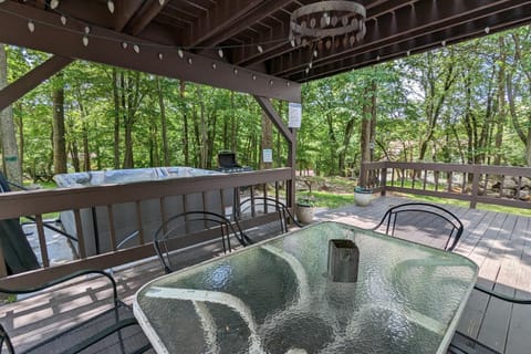 Harmony Cottage by AvantStay Lake Access Hot Tub Fire Pit Game Room House in Hickory Run State Park