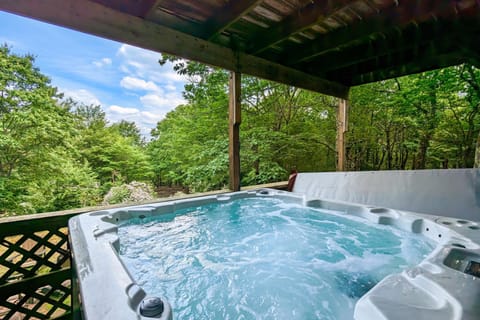 Sky View Chalet by AvantStay Stunning Interior Spacious Deck Hot Tub View Casa in Kidder Township