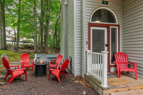 The Boulder Inn by AvantStay Indoor Hot Tub Game Room Outdoor Fire Pit House in Hickory Run State Park