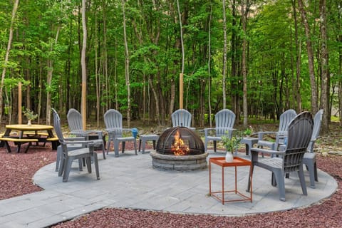 Maple Oasis by AvantStay Newly Built w Hot Tub Game Room Fire Pit Casa in Tunkhannock Township