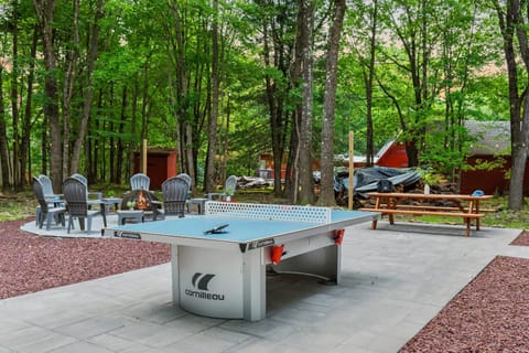 Maple Oasis by AvantStay Newly Built w Hot Tub Game Room Fire Pit Casa in Tunkhannock Township