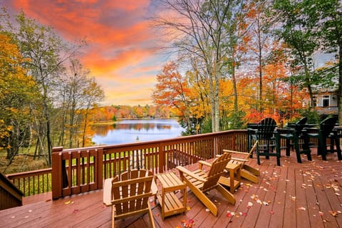 Chalet All Day AvantStay Lakeside Firepit Shared Pool House in Coolbaugh Township