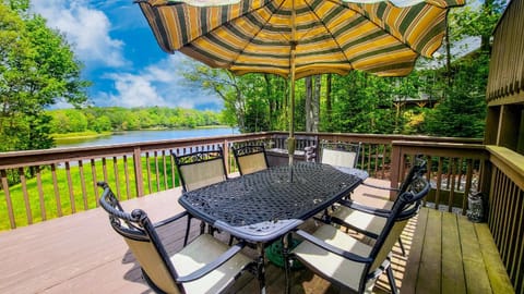 Chalet All Day AvantStay Lakeside Firepit Shared Pool House in Coolbaugh Township