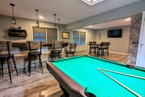 Tavern at the Woods by AvantStay Lakefront Views Hot Tub Firepit Game Room House in Coolbaugh Township
