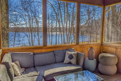 Lake Daze by AvantStay Lakefront w Modern Interior Enclosed Porch Hot Tub House in Coolbaugh Township