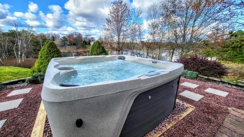 Lakers Pointe by AvantStay Lakefront Private Peninsula Hot Tub Game Room Casa in Tunkhannock Township
