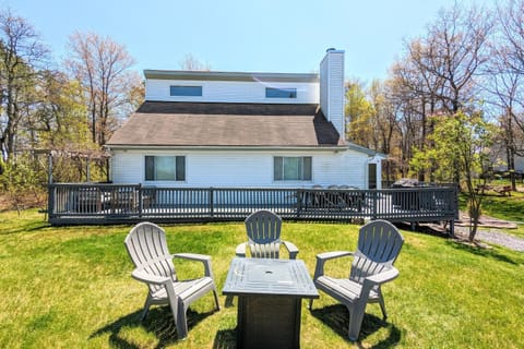 Inn the Poconos by AvantStay Private Lake Access Enclosed Hot Tub Haus in Tunkhannock Township