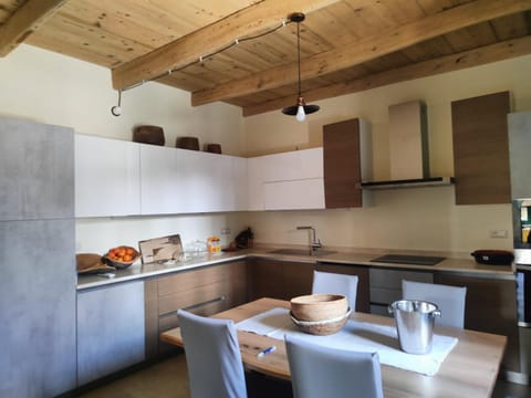 Kitchen or kitchenette, Dining area, minibar, pet friendly, stove