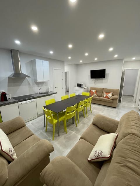 Communal lounge/ TV room, TV and multimedia, Kitchen or kitchenette, Living room, Seating area, Dining area