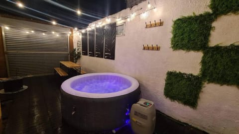 Winter Spa Retreat! HotTub,Sauna,Massage,Firepit House in Sunderland