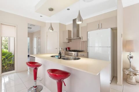 Impeccable Modern 1 Bedroom Apartment ~ Taringa Condominio in Indooroopilly