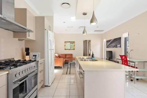 Impeccable Modern 1 Bedroom Apartment ~ Taringa Condo in Indooroopilly