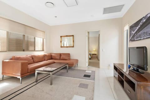 Impeccable Modern 1 Bedroom Apartment ~ Taringa Condominio in Indooroopilly