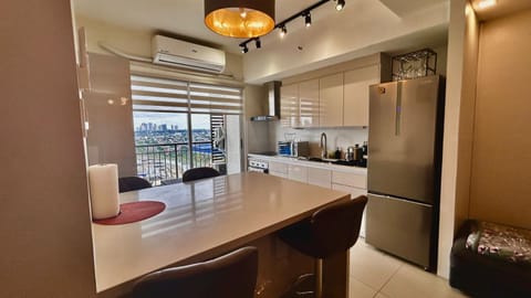 Kitchen or kitchenette, Dining area, minibar, pet friendly, stove, air conditioner