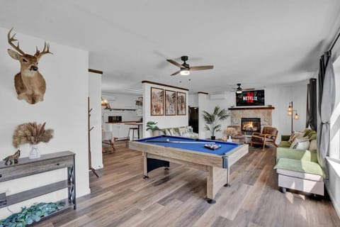 Pool Table - Game Room - Spacious Home in Poconos Apartment in Coolbaugh Township