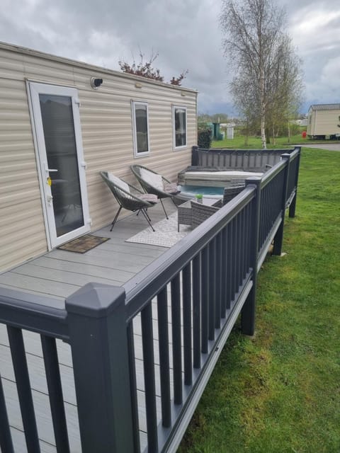 Luxury caravan and Tattershall lakes with private hot tub and WiFi Campground/ 
RV Resort in Tattershall