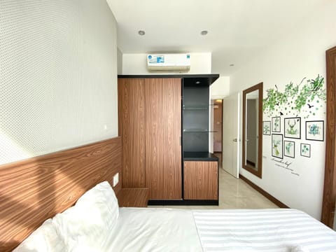 Bed, Photo of the whole room, Bedroom, wardrobe, air conditioner