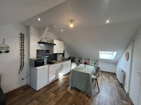 Kitchen or kitchenette, Dining area, minibar, pet friendly, stove