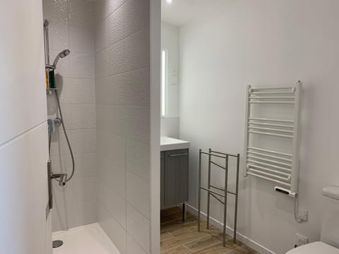 Shower, Toilet