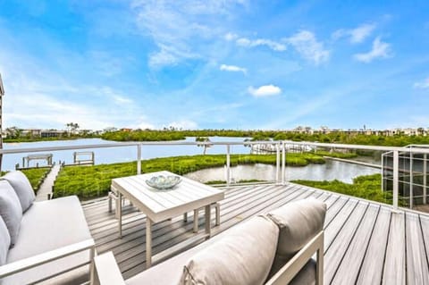 Blue Lagoon #2 House in Estero Island