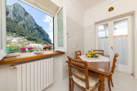 Natural landscape, Kitchen or kitchenette, Dining area, Mountain view