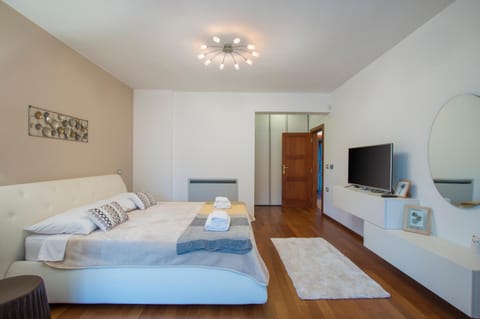 Bed, TV and multimedia, Bedroom, towels