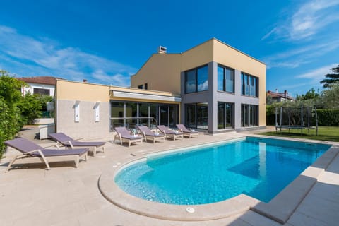 Property building, Day, Pool view, Swimming pool
