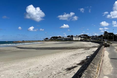 Duplex vue sur la grande plage de Trestel Haus in Trévou-Tréguignec