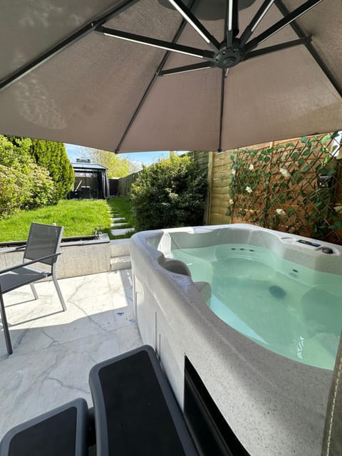 Luxury Entire Private House Hot tub BBQ access to river & forest Alquiler vacacional in Haulgh