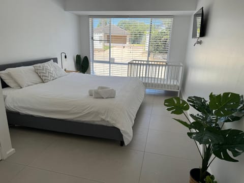 Suzie Q - Spacious 4BR home - 150m to beach - Pet Friendly House in Anna Bay