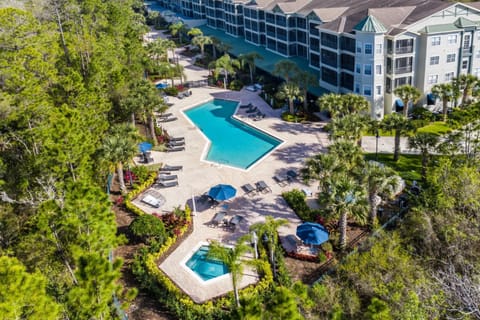 Property building, Bird's eye view, Swimming pool, sunbed