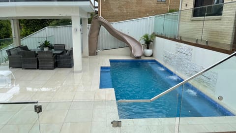 HEATed Pool, Lake & Beach, Luxury 5 B/R House House in Wollongong