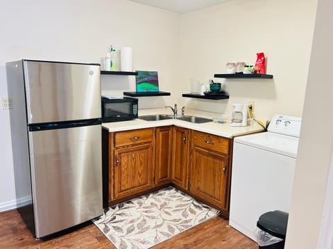 Kitchen or kitchenette, minibar