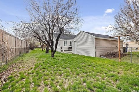 Cute Entire House w/Large Yard! Pets Welcome! Casa in West Valley City