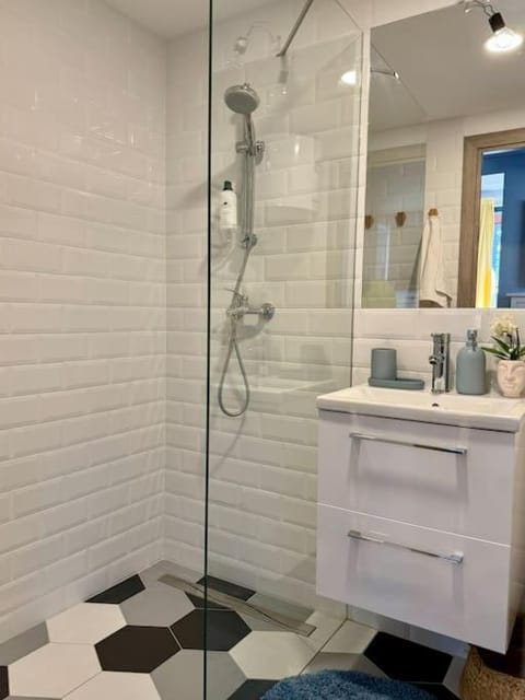 Shower, Bathroom