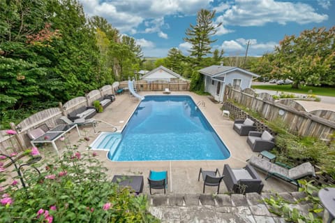 Cozy Cottage Retreat: HotTub, PingPong/Pool Table, Heated Pool, Fireplace Haus in Penetanguishene