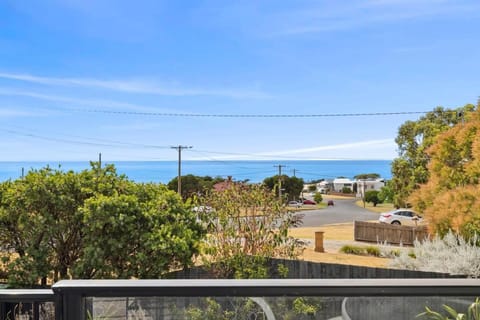 Sea Breeze filled Home by Portarlington Pier Casa in Portarlington