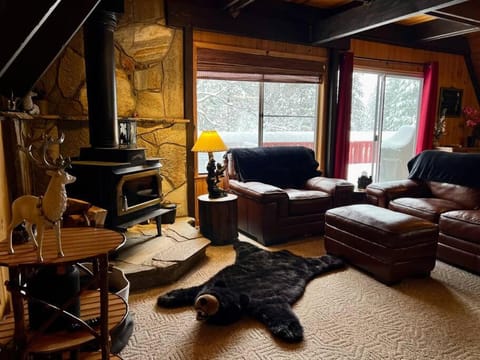 The Cozy Cub in Blue Lake Springs -2 Private lakes Chalet in Arnold