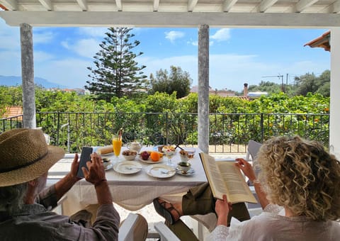 Patio, Day, People, Natural landscape, View (from property/room), Balcony/Terrace, Food and drinks, Dining area, Food, Guests, Drinks, group of guests