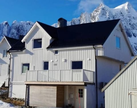 Property building, Day, Natural landscape, Winter, Other, Mountain view, Area and facilities, Parking