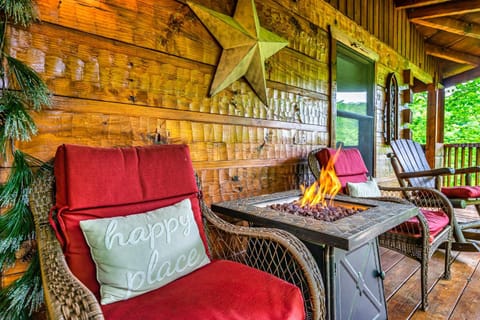 The Rustic Rooster House in Sevierville