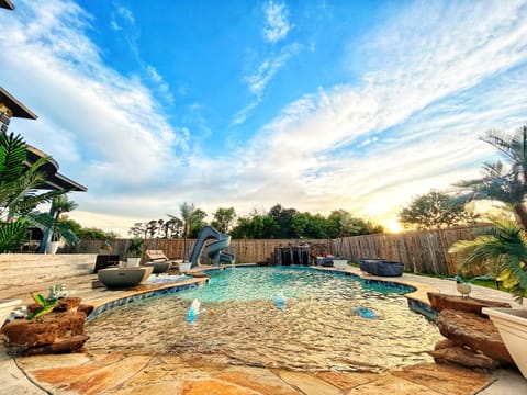 Luxury Palace / Vacation Home Villa in Alvin