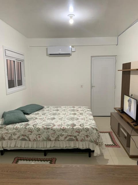 Bed, TV and multimedia, Photo of the whole room, Bedroom, air conditioner