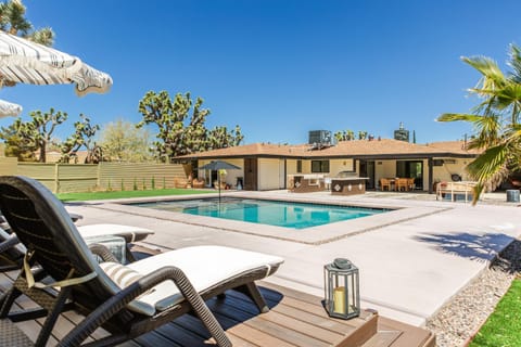 Roma Norte Oasis Fully Fenced, Pool & Hot Tub House in Yucca Valley