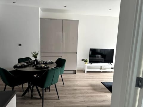 Luxury Oaks Suite, Free private parking, 2 Bed 2 Bathroom Apartment, Central location Apartment in Shirley