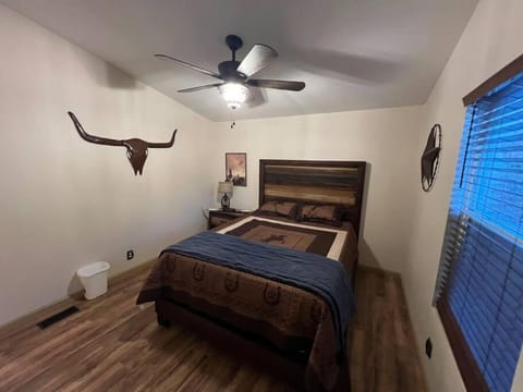 Super comfortable house on a Rustic Horse Ranch Haus in Clovis