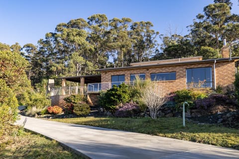 Property building, Spring, Day, Natural landscape, Garden, Garden view