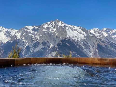 Chalet VG stunning view, Sauna & Jacuzzi by Jolidi Chalet in Riddes