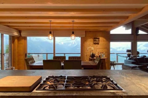 Chalet VG stunning view, Sauna & Jacuzzi by Jolidi Chalet in Riddes